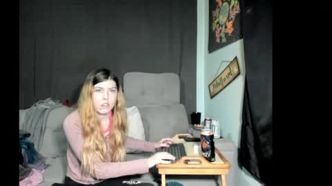 Snapshot of roxihazeleyes chatting on 05-24-26, 04:06 roxihazeleyes online show from 05-24-26, 04:06
