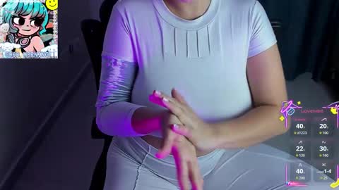 Snapshot of roxy_clark chatting on 11-14-25, 08:13 Annah online show from 11-14-25, 08:13