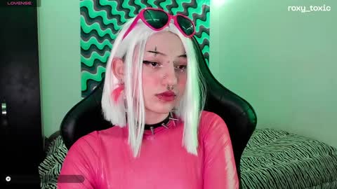 Snapshot of roxy_toxic chatting on 12-20-24, 02:41 Roxy Independient model Help me to reach 50 thumbs up online show from 12-20-24, 02:41