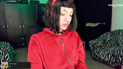 Snapshot of roxy_toxic chatting on 10-23-25, 01:38 Roxy Independient model Help me to reach 50 thumbs up online show from 10-23-25, 01:38