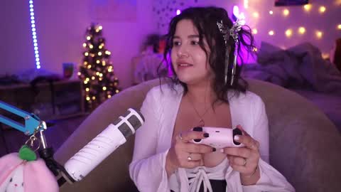 Snapshot of roxysuh chatting on 12-13-24, 06:21 roxysuh online show from 12-13-24, 06:21