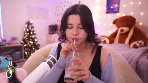 Snapshot of roxysuh chatting on 12-18-24, 07:15 roxysuh online show from 12-18-24, 07:15