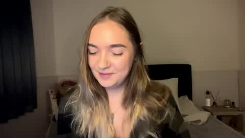 Snapshot of roxysweetdream chatting on 07-26-26, 02:57 Roxy online show from 07-26-26, 02:57