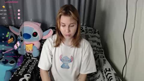 Snapshot of royangela chatting on 09-12-25, 01:44 angela online show from 09-12-25, 01:44