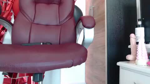 Snapshot of rubi_halliwey chatting on 07-15-26, 05:51 Rubi online show from 07-15-26, 05:51