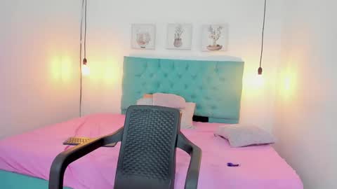 Snapshot of rubiroose chatting on 12-14-24, 11:01 Rubii online show from 12-14-24, 11:01