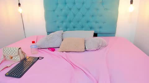 Snapshot of rubiroose chatting on 12-18-24, 08:47 Rubii online show from 12-18-24, 08:47