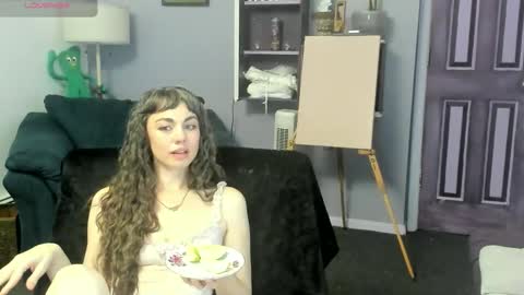 Snapshot of ruehallow chatting on 06-02-26, 12:01 Rue Hallow online show from 06-02-26, 12:01