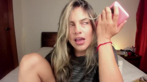 Snapshot of s_u_n_r_i_s_e_e chatting on 12-16-24, 02:15 Leslie Beltrn online show from 12-16-24, 02:15