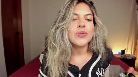 Snapshot of s_u_n_r_i_s_e_e chatting on 01-09-25, 03:15 Leslie Beltrn online show from 01-09-25, 03:15