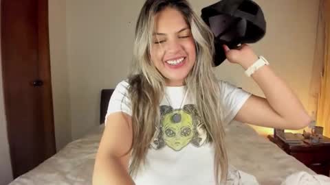 Snapshot of s_u_n_r_i_s_e_e chatting on 02-07-26, 04:49 Leslie Beltrn online show from 02-07-26, 04:49