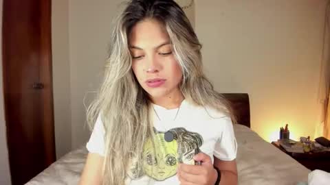 Snapshot of s_u_n_r_i_s_e_e chatting on 02-17-26, 04:42 Leslie Beltrn online show from 02-17-26, 04:42