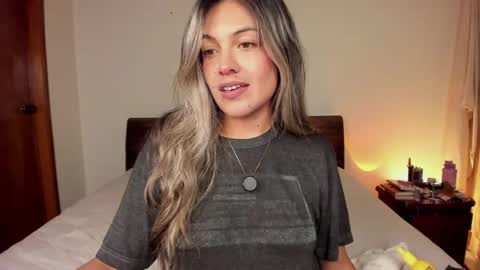 Snapshot of s_u_n_r_i_s_e_e chatting on 04-03-26, 04:54 Leslie Beltrn online show from 04-03-26, 04:54