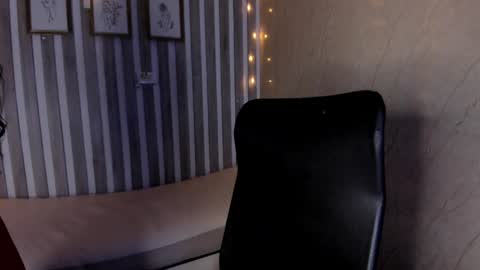 Snapshot of sabrinahims_ chatting on 02-06-25, 10:00 mariana online show from 02-06-25, 10:00