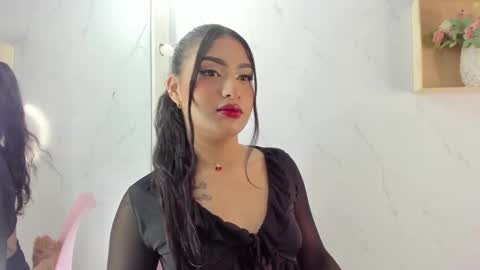 Snapshot of sabrinahims_ chatting on 09-23-25, 09:29 mariana online show from 09-23-25, 09:29