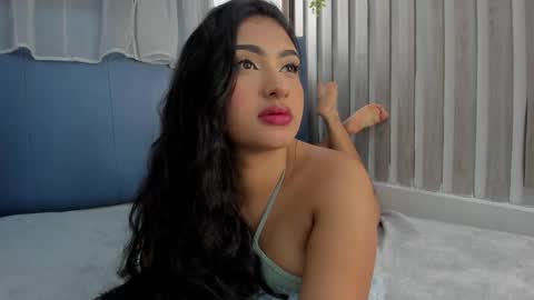 Snapshot of sabrinahims_ chatting on 09-29-25, 09:52 mariana online show from 09-29-25, 09:52