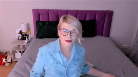 Sabrina MacMarren online show from 12-22-25, 01:41