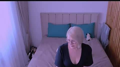 Snapshot of sabrinamacmarren chatting on 04-21-26, 02:01 Sabrina MacMarren online show from 04-21-26, 02:01
