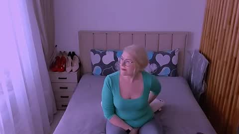 Snapshot of sabrinamacmarren chatting on 05-14-26, 11:06 Sabrina MacMarren online show from 05-14-26, 11:06
