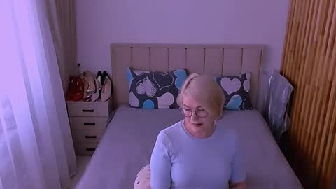 Snapshot of sabrinamacmarren chatting on 05-17-26, 01:40 Sabrina MacMarren online show from 05-17-26, 01:40