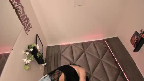 Snapshot of sabrinaspell_ chatting on 10-20-25, 11:32 S A B R I N A online show from 10-20-25, 11:32