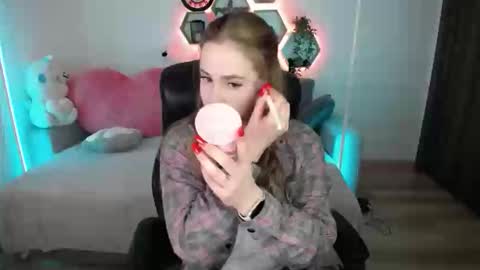 Snapshot of sabrinviolet chatting on 04-26-26, 08:12 Sabrina Violet online show from 04-26-26, 08:12