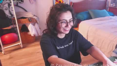 Snapshot of safaeri chatting on 02-21-25, 10:15 Safa online show from 02-21-25, 10:15