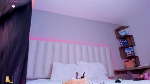 Snapshot of sally_white_ chatting on 09-18-25, 03:19 Sally White online show from 09-18-25, 03:19