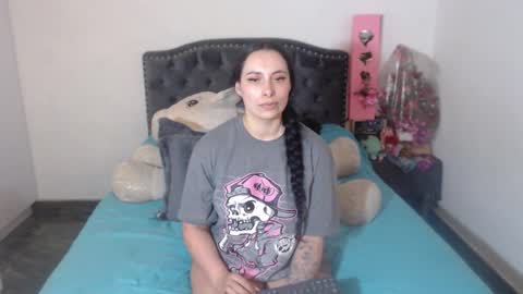 Snapshot of salomefox2 chatting on 10-11-25, 04:33 yenny online show from 10-11-25, 04:33