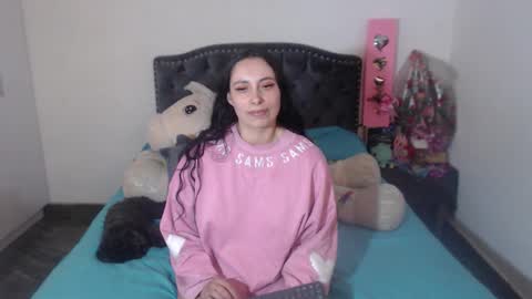 Snapshot of salomefox2 chatting on 10-24-25, 04:42 yenny online show from 10-24-25, 04:42