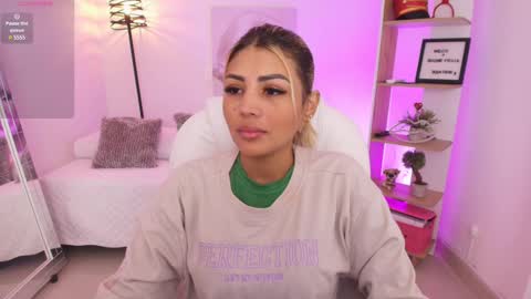 Snapshot of saloomee__ chatting on 02-14-25, 11:42 SALOME online show from 02-14-25, 11:42