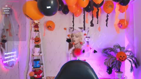 Snapshot of saloomee__ chatting on 10-18-25, 09:21 SALOME online show from 10-18-25, 09:21