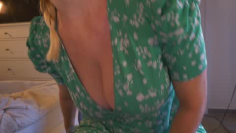 Snapshot of saltedhoney chatting on 10-10-25, 12:04 IsaBella- online show from 10-10-25, 12:04