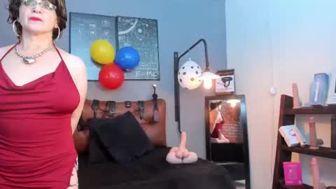 Snapshot of samantha_mature56 chatting on 06-30-26, 02:01 Sam online show from 06-30-26, 02:01