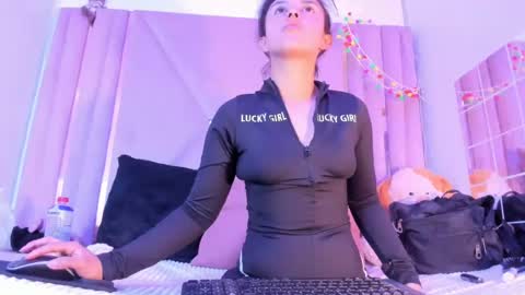 Snapshot of samanthamoonsx chatting on 06-18-26, 08:13 Samantha online show from 06-18-26, 08:13