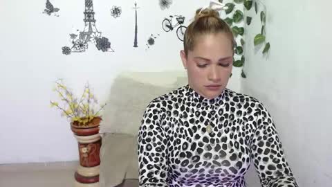 Snapshot of samira_lennox chatting on 01-25-25, 09:35 SAMIRA online show from 01-25-25, 09:35