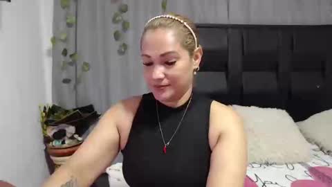 Snapshot of samira_lennox chatting on 09-20-25, 05:25 SAMIRA online show from 09-20-25, 05:25