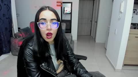 Snapshot of samismith77 chatting on 10-15-25, 02:33 SARA online show from 10-15-25, 02:33