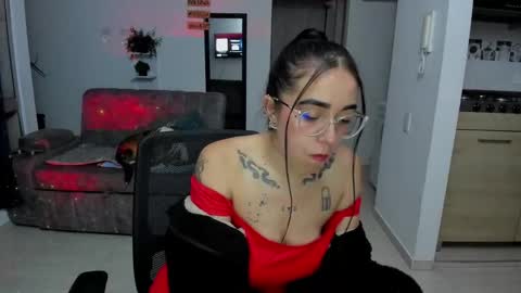 Snapshot of samismith77 chatting on 11-17-25, 01:00 SARA online show from 11-17-25, 01:00