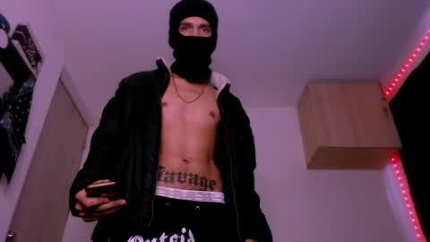 Snapshot of samuel_suarez chatting on 02-15-25, 01:05 online show from 02-15-25, 01:05