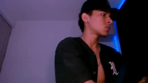 Snapshot of samuel_suarez chatting on 02-19-25, 01:40 online show from 02-19-25, 01:40