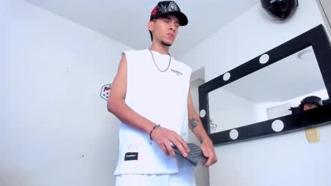 Snapshot of samuel_suarez chatting on 05-01-26, 01:16 online show from 05-01-26, 01:16