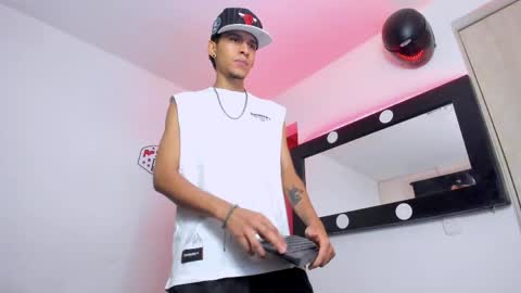Snapshot of samuel_suarez chatting on 05-21-26, 05:14 online show from 05-21-26, 05:14