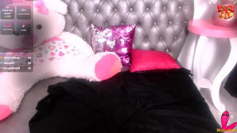 Snapshot of samy__milf chatting on 12-27-24, 01:11 Sammy online show from 12-27-24, 01:11