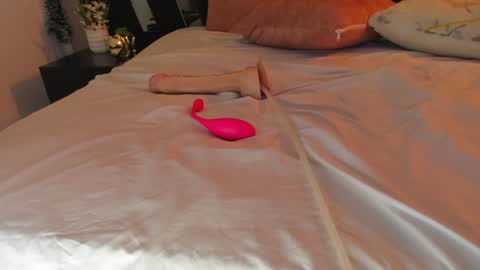 Snapshot of samy_ross_ chatting on 12-17-24, 10:22 Find me at when im offline here. online show from 12-17-24, 10:22