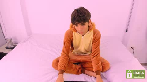 Snapshot of samy_twink chatting on 06-13-26, 02:09 Sammy online show from 06-13-26, 02:09