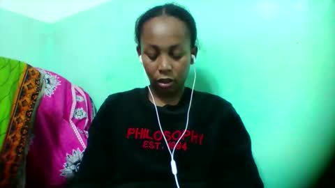 sandra1253099 online show from 12-18-25, 06:47