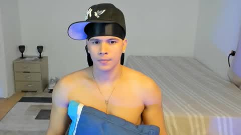 Snapshot of sant_wahlberg chatting on 05-15-26, 11:01 Sant online show from 05-15-26, 11:01