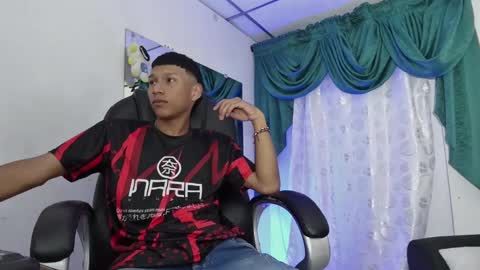 Snapshot of santiago_boyy chatting on 03-11-25, 02:54 Thiago online show from 03-11-25, 02:54