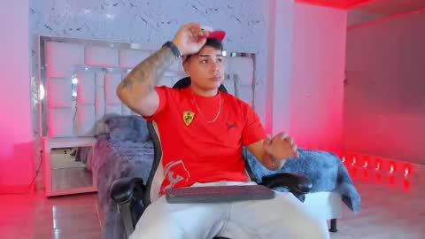 Santi Reyes online show from 09-19-25, 04:03